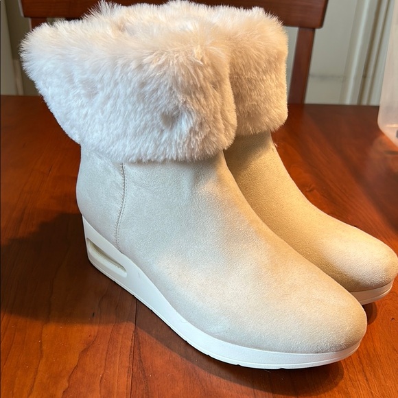 Women's Cream Fur-Lined Ankle Boots - Picture 1 of 5